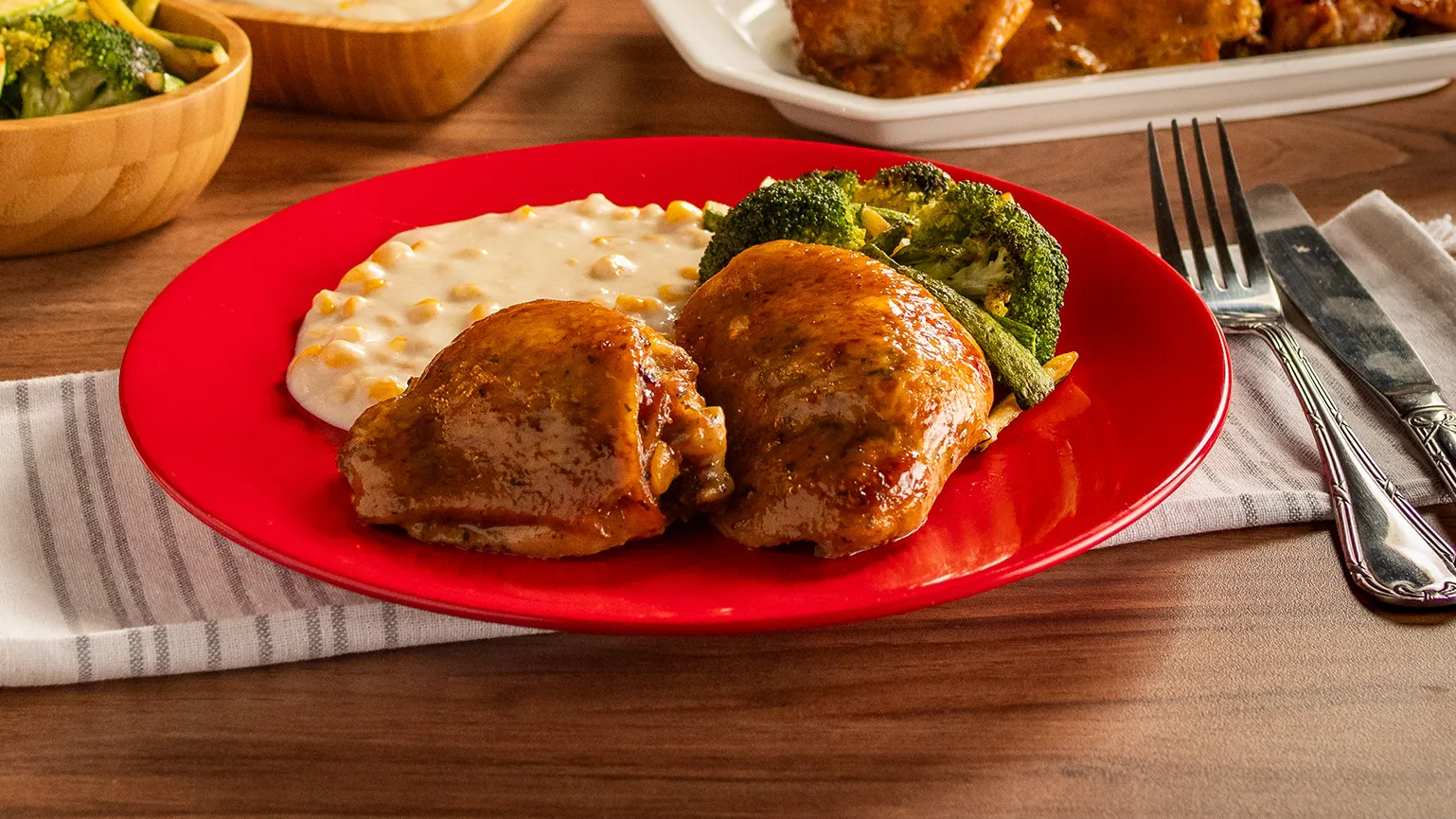 foto da receita Sobrecoxa Assada com Legumes e Creme de Milho