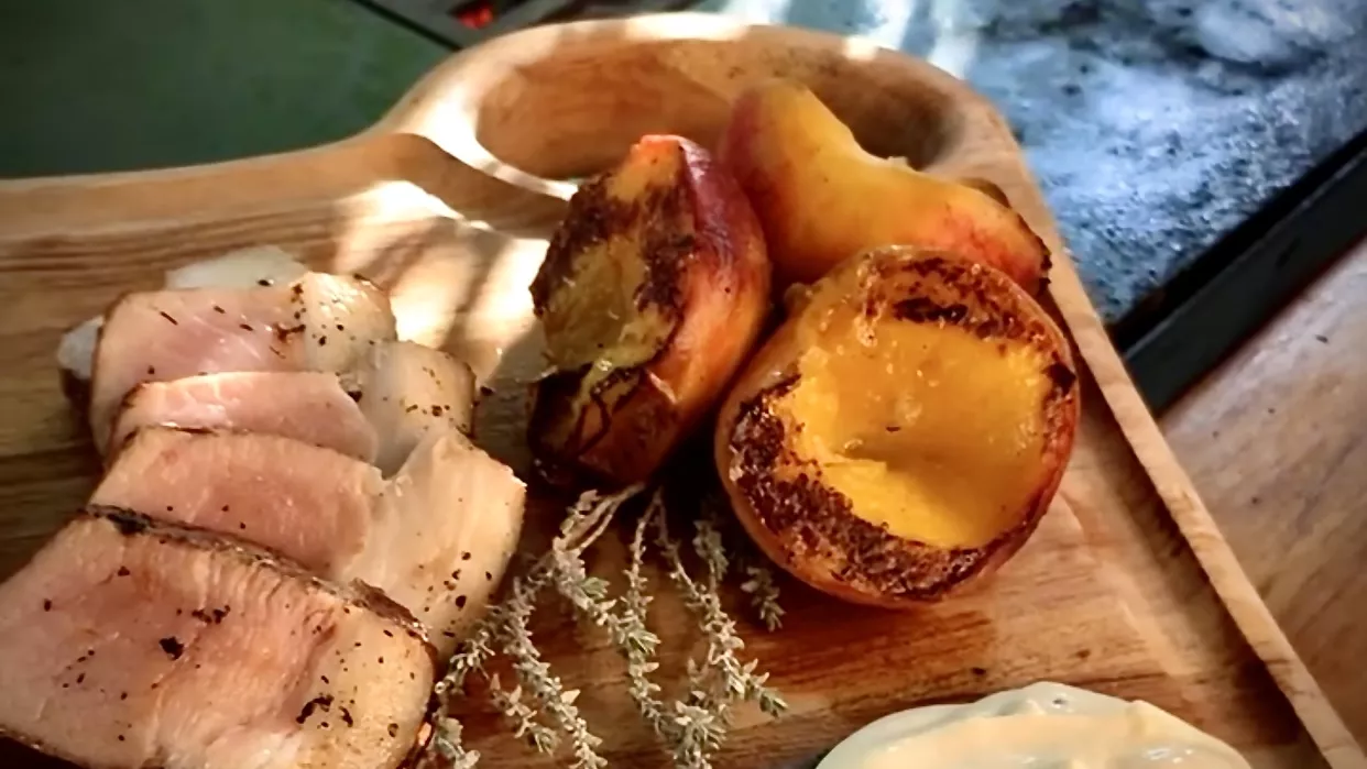 foto da receita Picanha Suína Perdigão na Brasa com Creme de Gorgonzola e Pêssegos