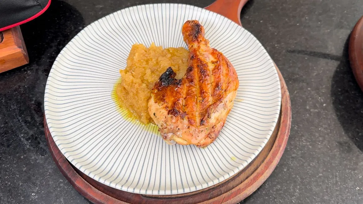 foto da receita Coxa e Sobrecoxa Chester Perdigão Na Brasa com Purê de Maçã