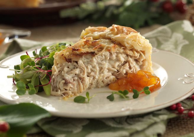 Torta Rústica de Chester Desfiado com Gorgonzola, Cream Cheese e Geleia de Damasco