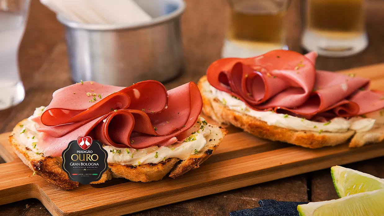 foto da receita Brusqueta com Cream Cheese, Raspas de Limão e Mortadela Ouro