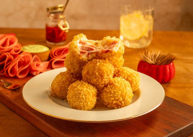 Bolinho a Mineira com Mortadela Ouro e Recheio de Queijo