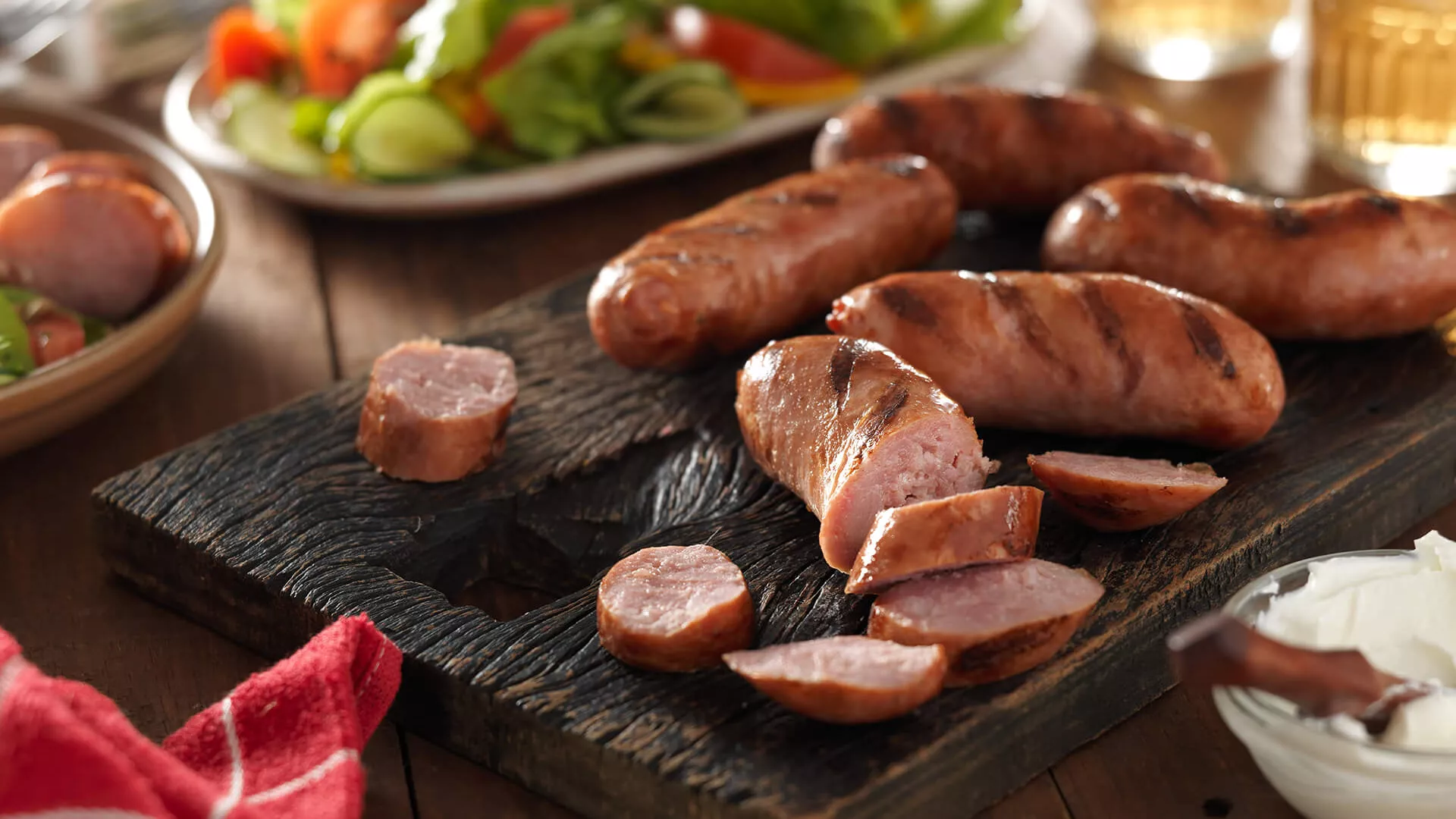 foto da receita Linguiça de Pernil Perdigão com Salada Refrescante