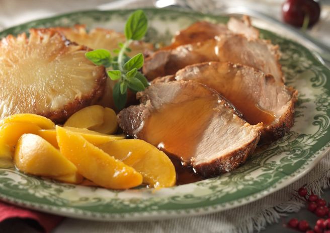 Copa Lombo Perdigão Na Brasa Assada Acompanhada Abacaxi e Pêssegos em Calda