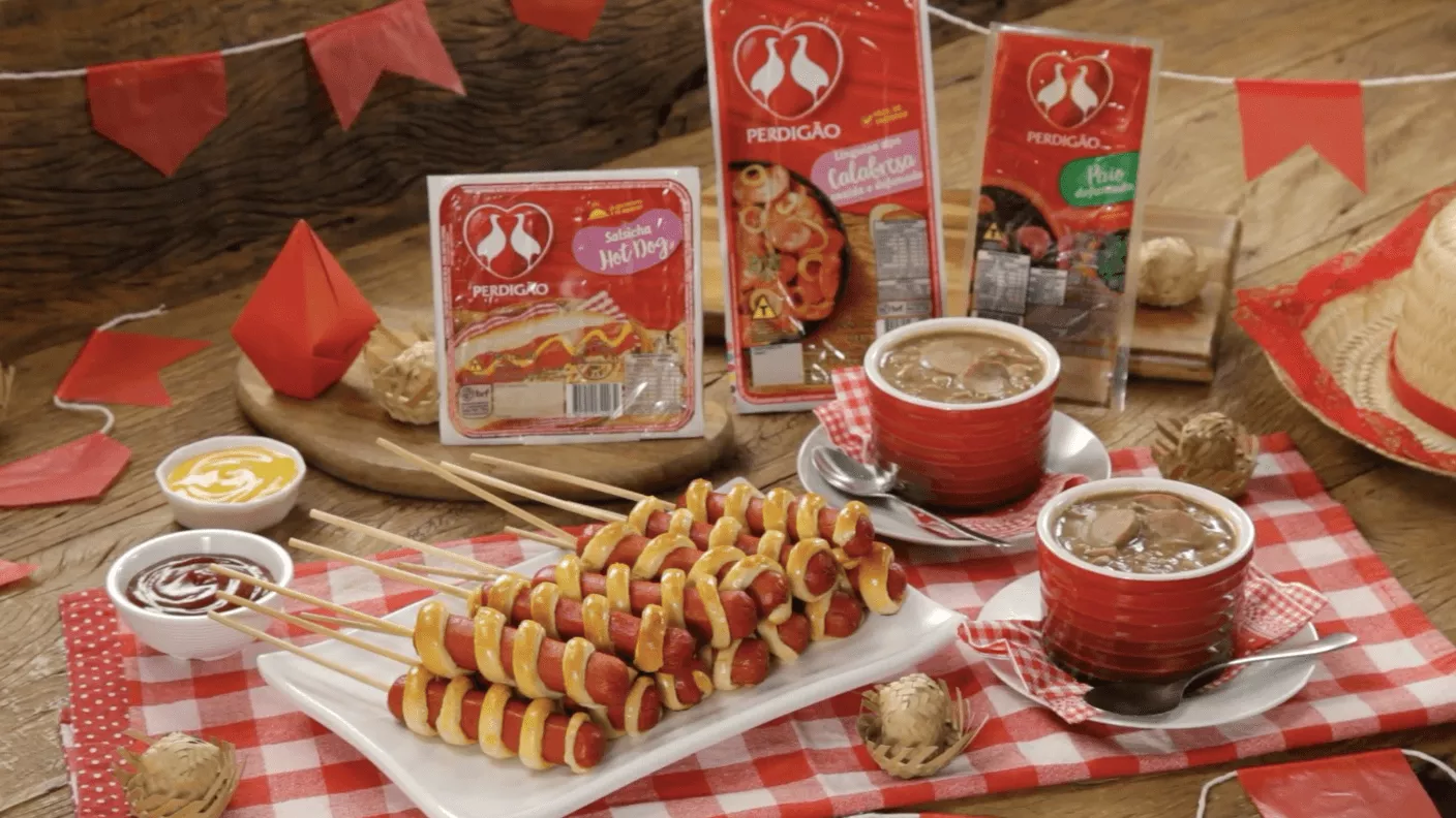 foto da receita Receitas Juninas Quentinhas: Caldinho de Feijão e Espetinho de Salsicha Perdigão