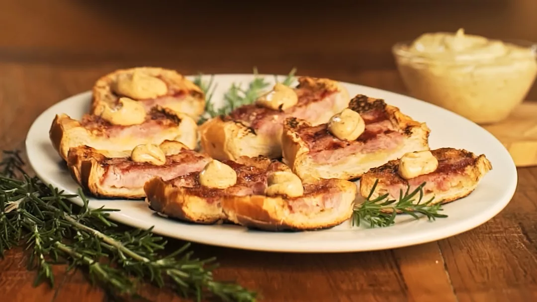 foto da receita Pão de Linguiça de Pernil Na Brasa com Mostarda Dijon