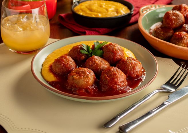 Almôndegas ao Molho com Polenta Cremosa