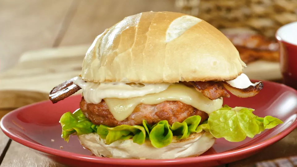 foto da receita Hambúrguer de Linguiça Toscana com Bacon