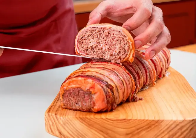 Rocambole de Carne Bovina enrolado no Bacon