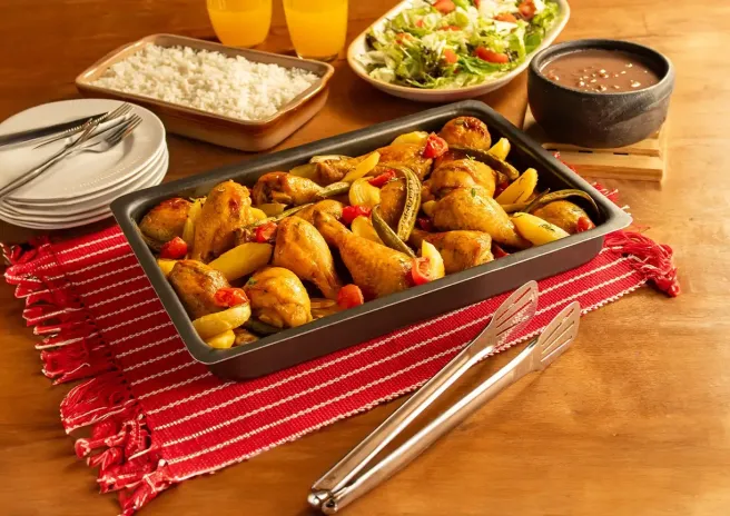 Coxa de Frango Assada com Batata e Legumes