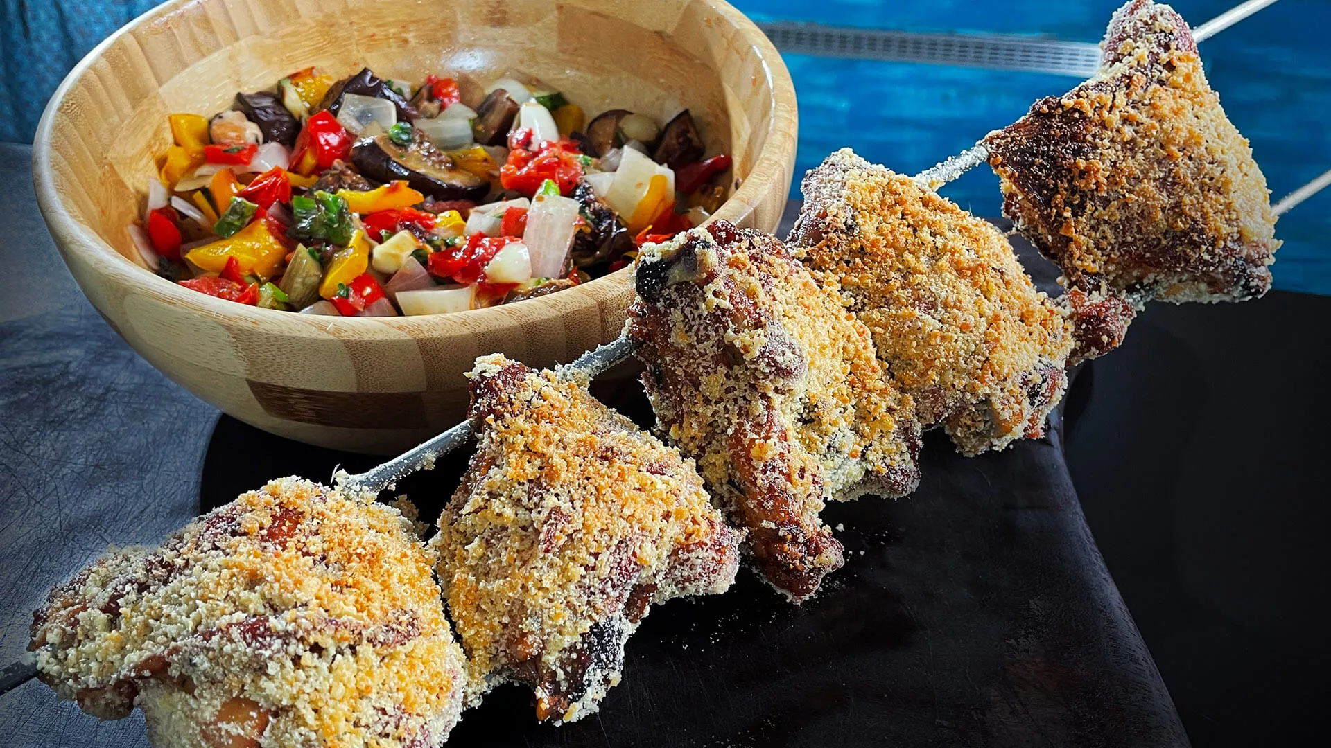 foto da receita Sobrecoxa Temperada ao Molho Chimichurri Empanada com Legumes Grelhados