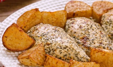 Peito de Frango Assa Fácil com Ervas e Batatas