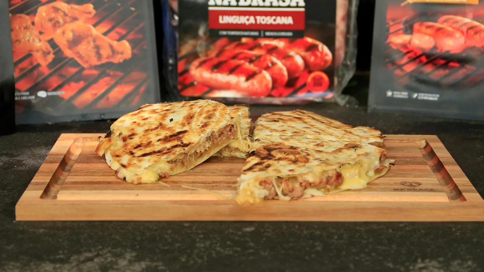 foto da receita Quesadilla de dois queijos e Linguiça toscana Perdigão Na brasa acebolada