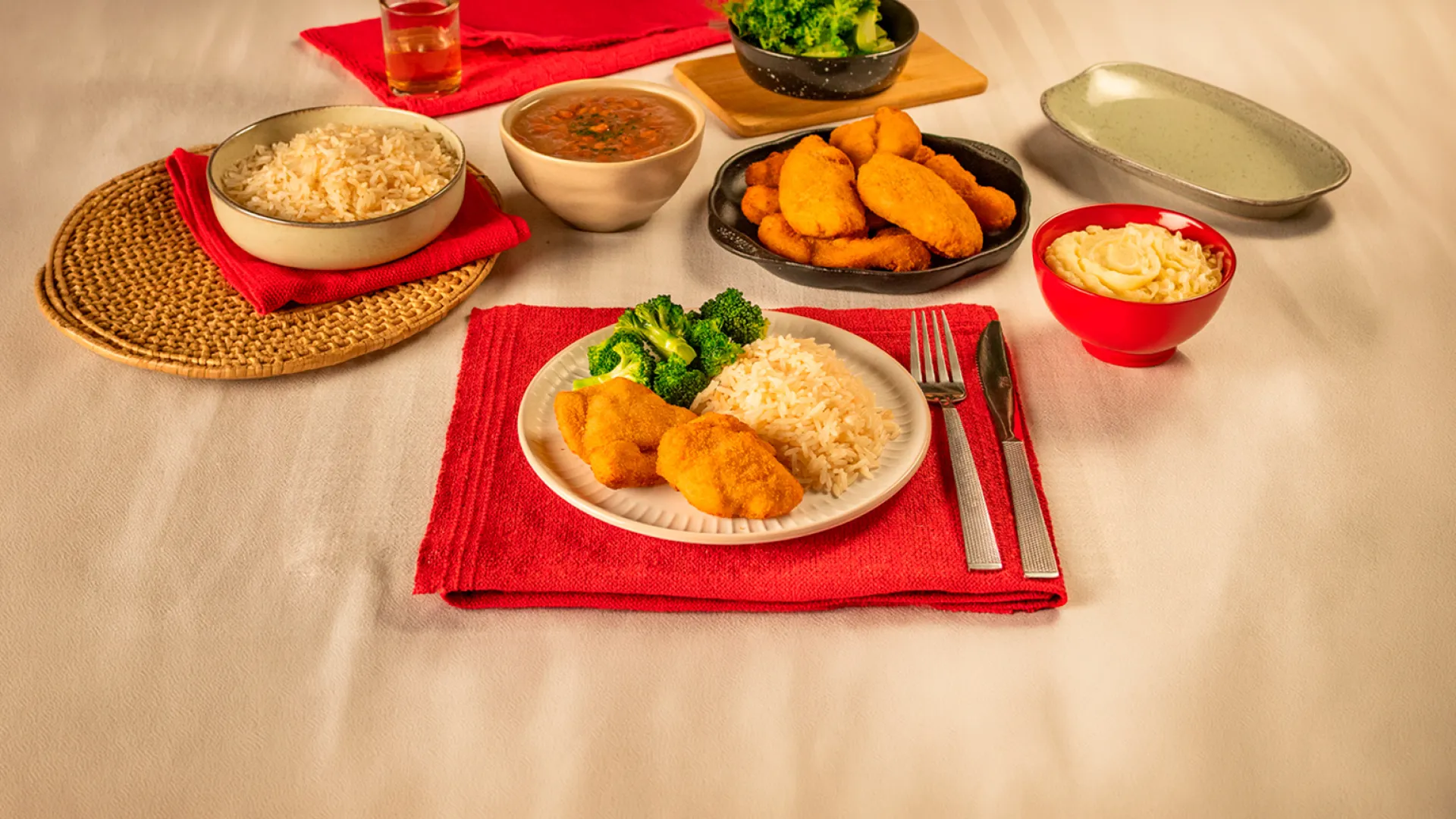 foto da receita Coxa e Sobrecoxa Empanado com Arroz, Purê, Brócolis e Feijão
