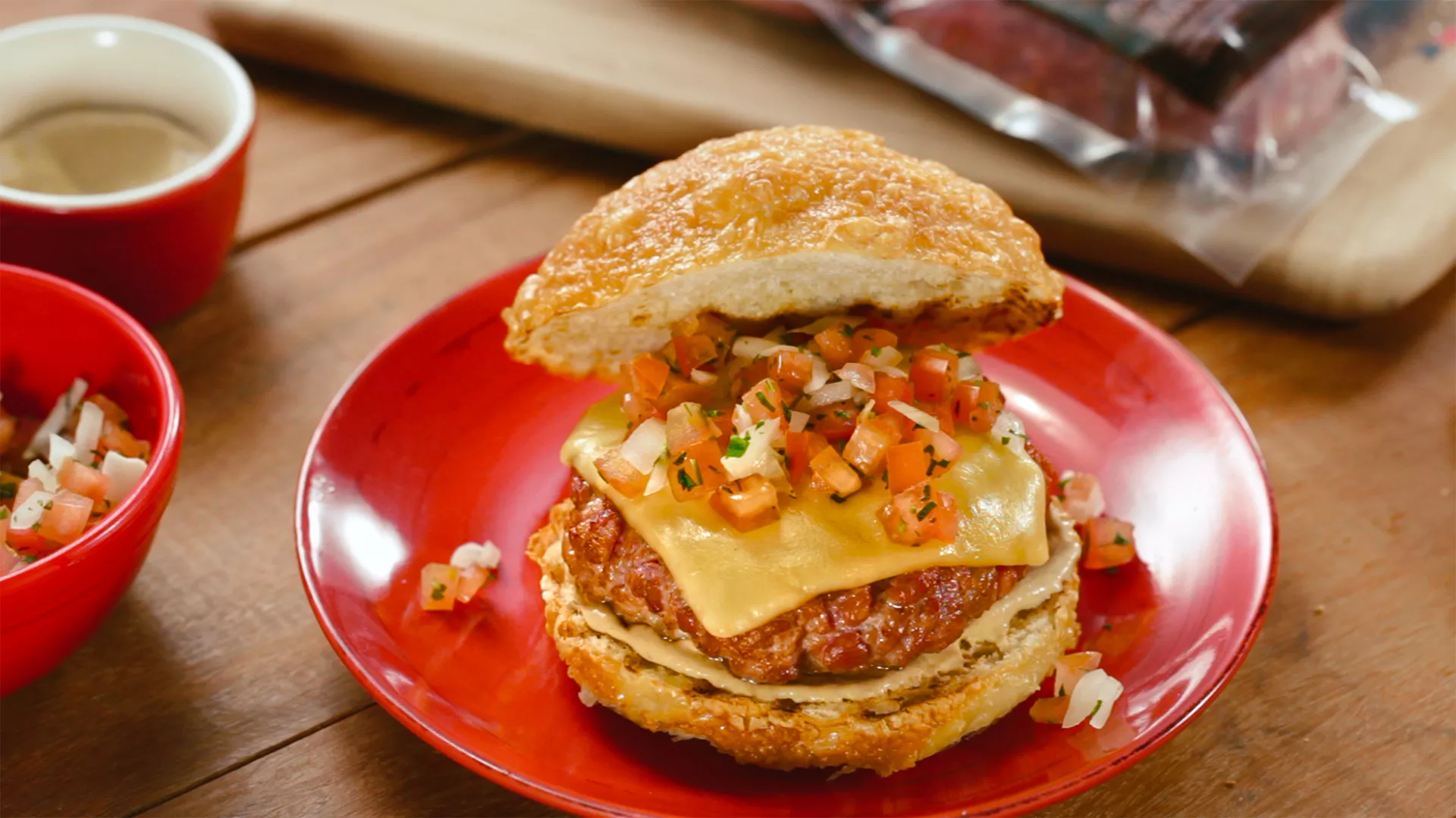 foto da receita Hambúrguer de Linguiça Toscana com Vinagrete