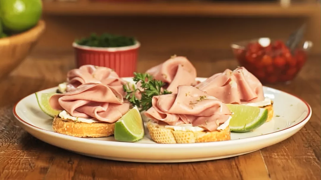 foto da receita Brusqueta de Mortadela Ouro com Cream Cheese e Raspas de Limão