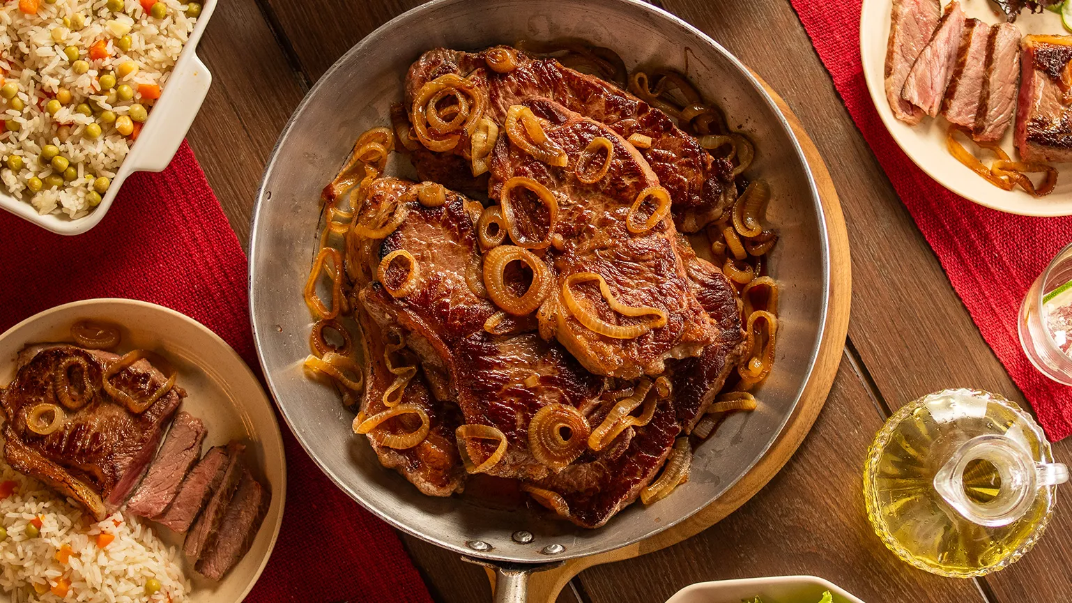 foto da receita Bife Acebolado com Arroz à Grega