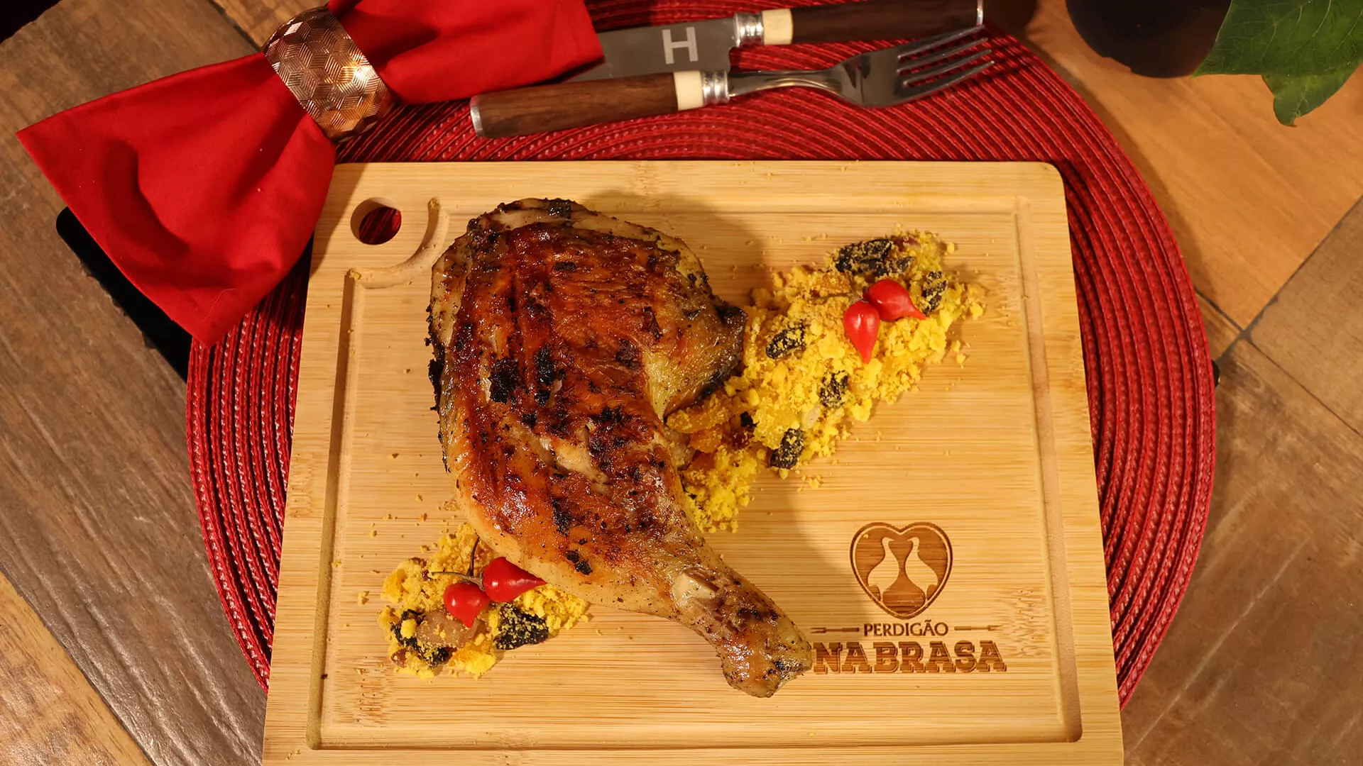 foto da receita Coxas e Sobrecoxa de Chester Perdigão na Brasa à Califórnia com Farofa de Panceta Perdigão na Brasa