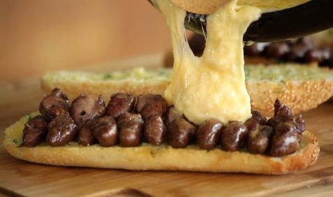 Pão de alho com recheio de coração de frango