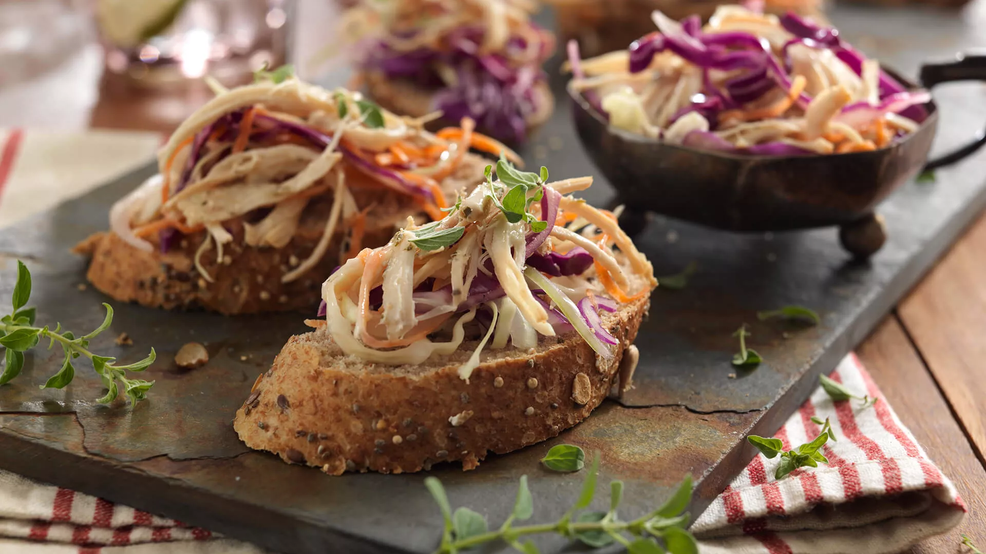 foto da receita Peito de Frango Assa Fácil Com Coleslaw
