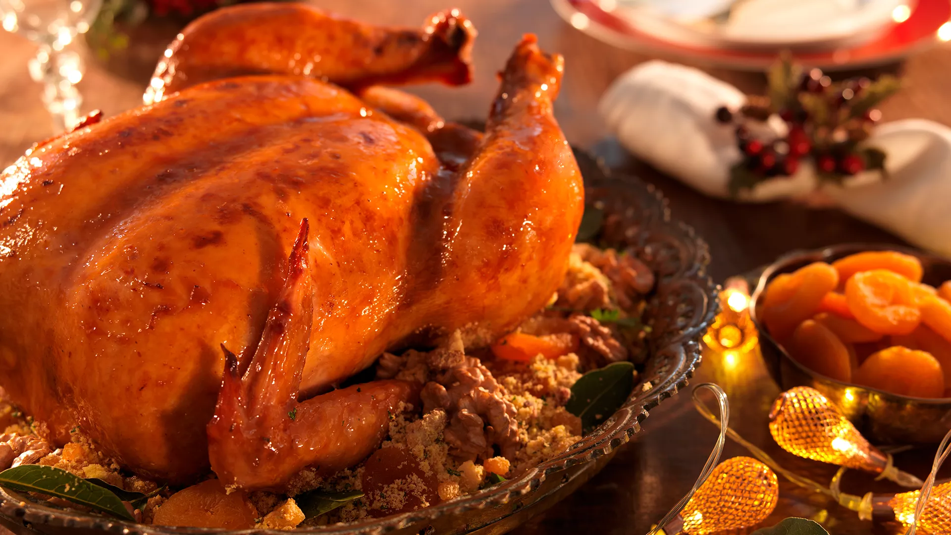 foto da receita Chester regado ao próprio molho com farofa de nozes e damasco