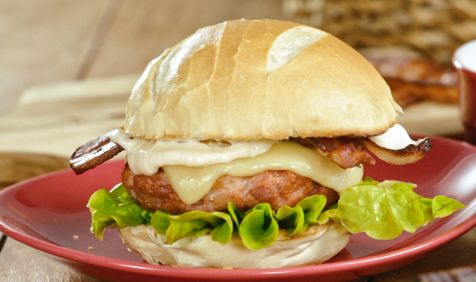 Hambúrguer de Linguiça Toscana com Bacon
