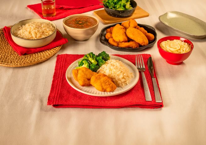 Coxa e Sobrecoxa Empanado com Arroz, Purê, Brócolis e Feijão