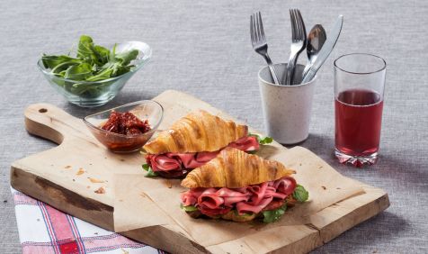 Croissant com Mortadela Ouro, Tomate Seco e Rúcula Selvagem