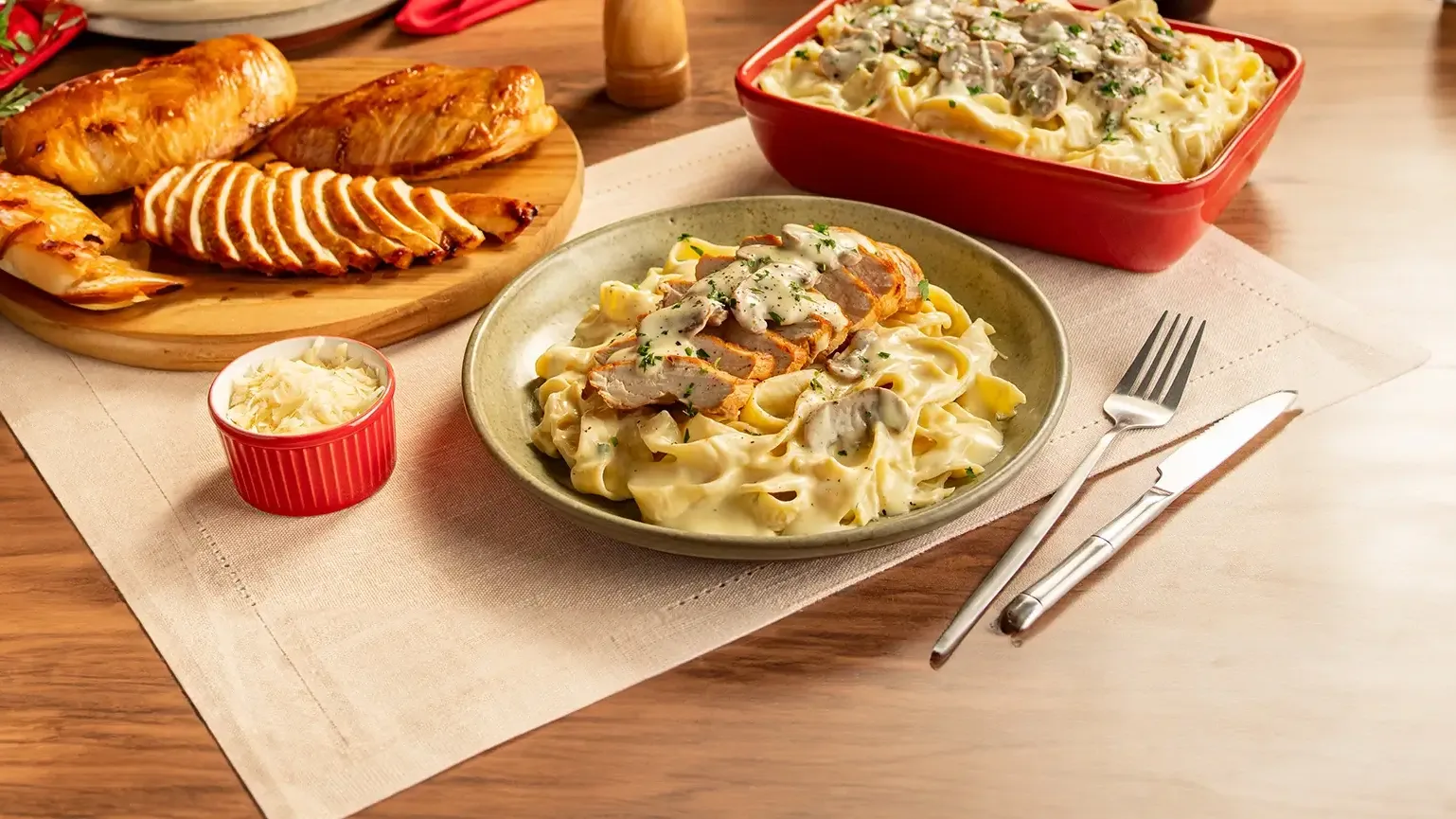 foto da receita Filé de Peito com Fettuccine com Molho Cremoso de Cogumelos