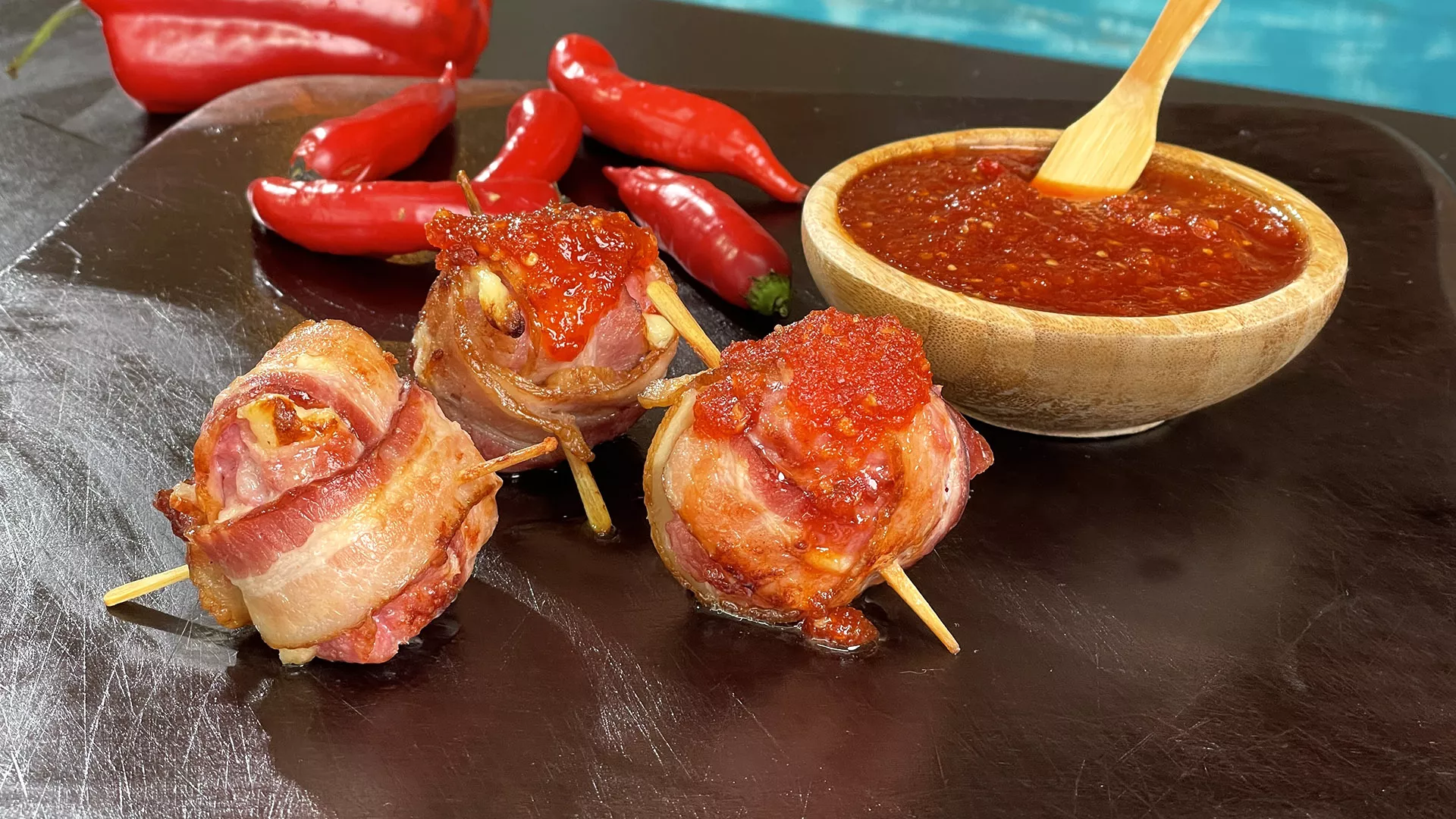 foto da receita Almôndegas de Linguiça Enrolada no Bacon e Molho de Pimenta