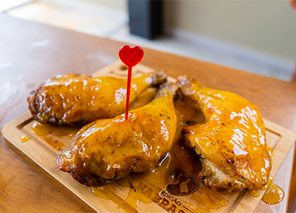 Coxas e Sobrecoxa de Chester Perdigão na Brasa com Molho de Laranja e Mel