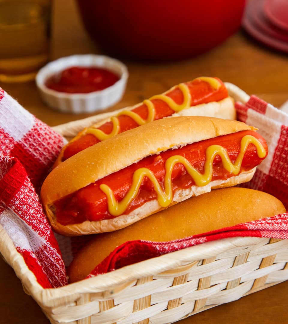 Fígado frito e cebola em uma panela, com mostarda e ketchup, em